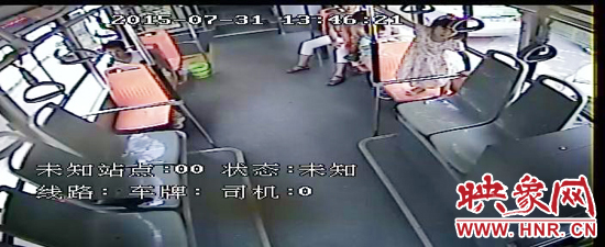 家長放任小孩在車廂內(nèi)玩耍，甚至站到座椅上。