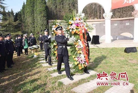 把哀思化詩行 鄭州警方清明前夕祭奠公安英烈