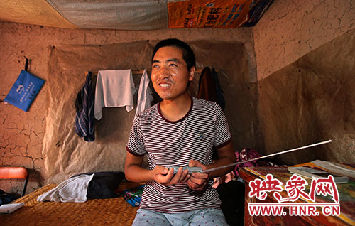 張國(guó)敬平時(shí)喜歡聽(tīng)廣播，特別是各種歌曲節(jié)目。