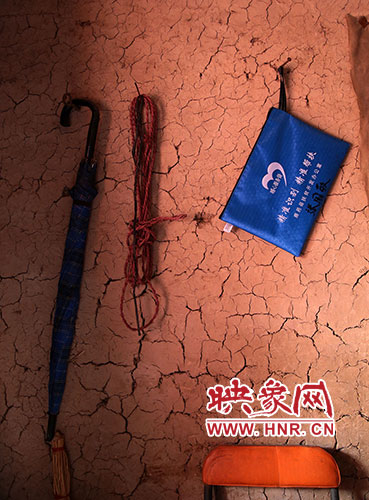 精準(zhǔn)扶貧的暖心服務(wù)袋，被張國(guó)敬掛在上墻最醒目的位置。