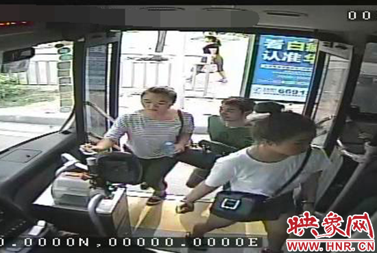 監(jiān)控顯示，竊賊偷女孩手機(jī)，公交車長幫忙要回手機(jī)。