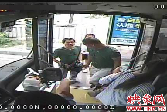 監(jiān)控顯示，竊賊偷女孩手機(jī)，公交車長幫忙要回手機(jī)。