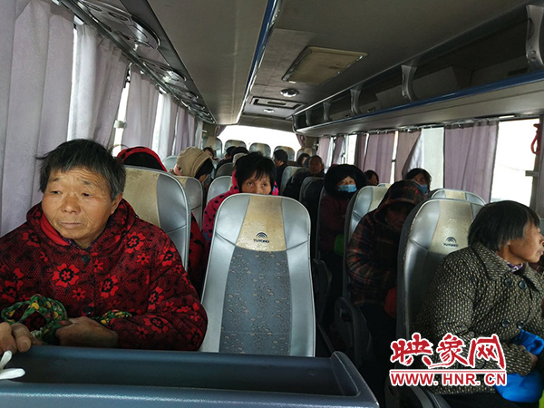 警方調(diào)來車輛，將超載人員轉(zhuǎn)運(yùn)走