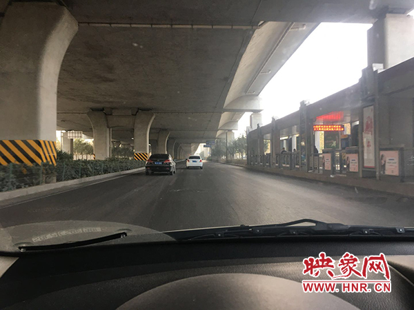 限行首日，三環(huán)橋上橋下，車(chē)輛不多，交通狀況良好。