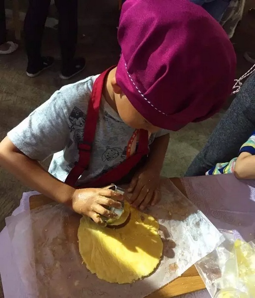 在爸爸媽媽的陪同下，親手制作餅干