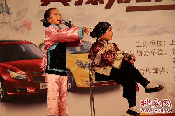 兩個小演員的表演活潑，惹得觀眾連連叫好。