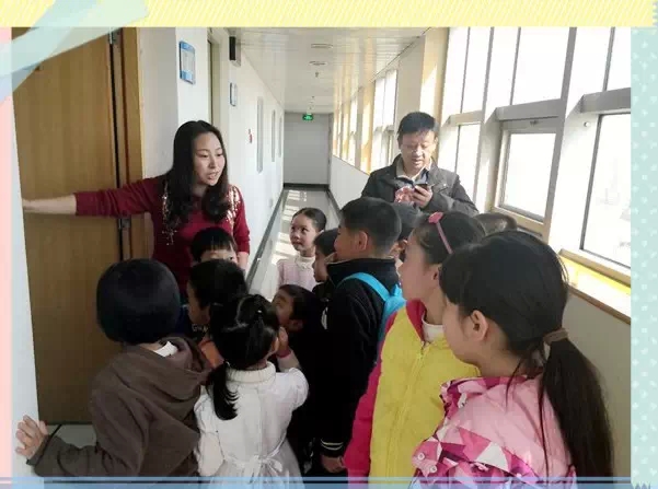 “別擠！”丁蘭姐姐說，這里就是電臺(tái)的總控機(jī)房，很重要的地方哦！