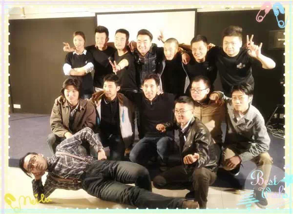 表演結(jié)束，看這哥們兒，為了和演員合影也是蠻拼的！