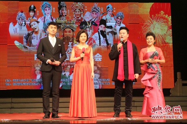 戲迷春晚主持人月陽(yáng)（右二）、李亞楠（右一）、王巖（左二）、王曉凡（左一）