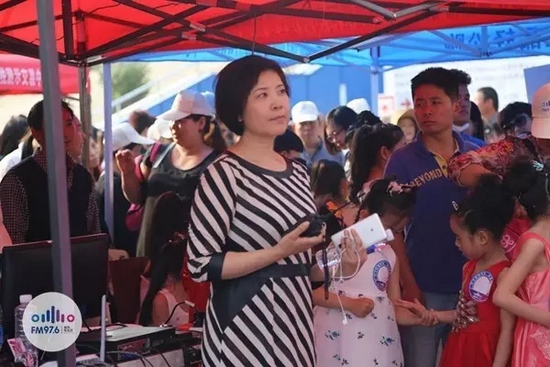 976老大木子一手手機一手對講一臉嚴肅，這是有多緊張呢？