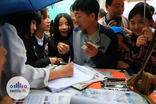 現(xiàn)場觀眾被臺上的浪漫氣氛感染，紛紛報(bào)名參加現(xiàn)場表白。