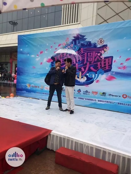 這位男士向遠(yuǎn)在家鄉(xiāng)的妻子隔空表白，勇氣真是大大的，您對妻子的愛，已經(jīng)超越萬水千山。