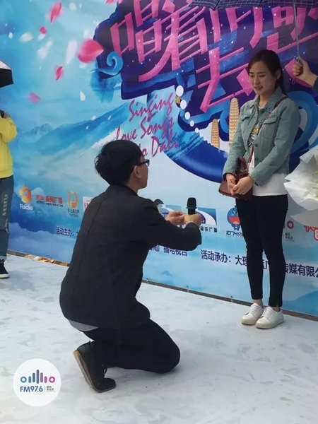 蘇世龍手捧戒指，單膝跪地向夢夢求婚，夢夢激動(dòng)的說不出話來，點(diǎn)頭答應(yīng)~