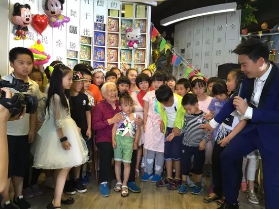 　　豫劇表演藝術(shù)家高潔老師和孩子們?cè)谝黄穑v述自己和戲曲的故事，祝福所有的小朋友節(jié)日快樂。