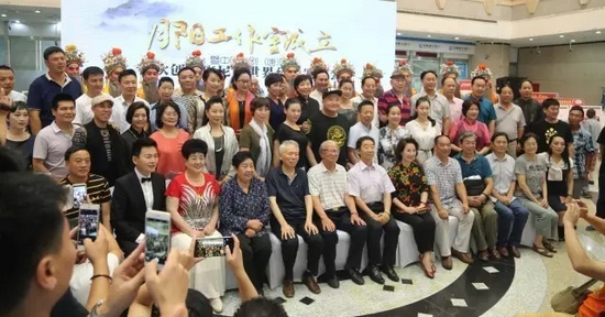 諸多藝術(shù)家和社會各界人士以及唐派弟子、戲迷到場祝賀