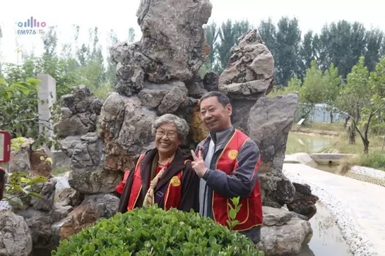 爺爺奶奶叔叔阿姨被盛運莊園的景致吸引，紛紛拍照留影