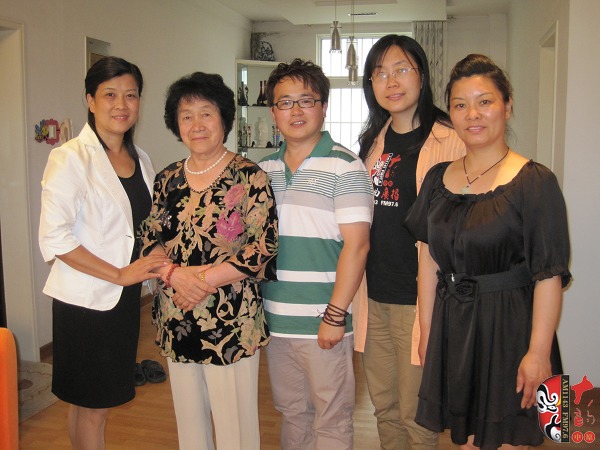 戲曲廣播記者曉雪、中國(guó)越調(diào)網(wǎng)站長(zhǎng)郭慶璋與越調(diào)名家袁秀蓮及其徒弟合影