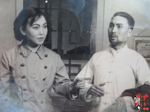 方玉蘭、杜世杰在現(xiàn)戲《在兩條戰(zhàn)線上》中