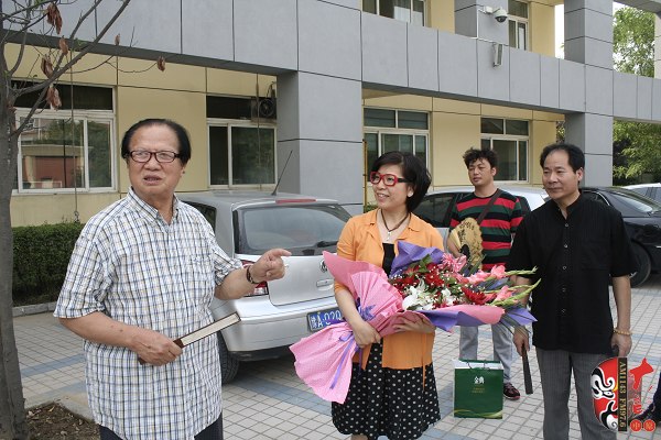  左起：著名豫劇表演藝術(shù)家賈庭聚、河南電臺戲曲廣播總監(jiān)木子、唐派再傳弟子郭志成等待看望馬云玲女士