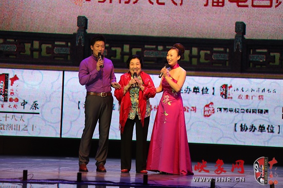 著名越調(diào)表演藝術(shù)家、越調(diào)皇后毛愛(ài)蓮（中）