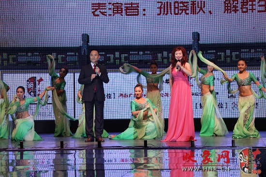 著名越調(diào)演員解群生（左）孫曉秋（右）演唱戲歌《中國(guó)越調(diào)》