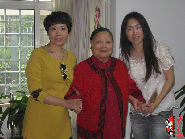 河南電臺(tái)戲曲廣播總監(jiān)木子（左)、央視戲曲頻道欄目總編李穎（右）與馬金鳳（中）合影