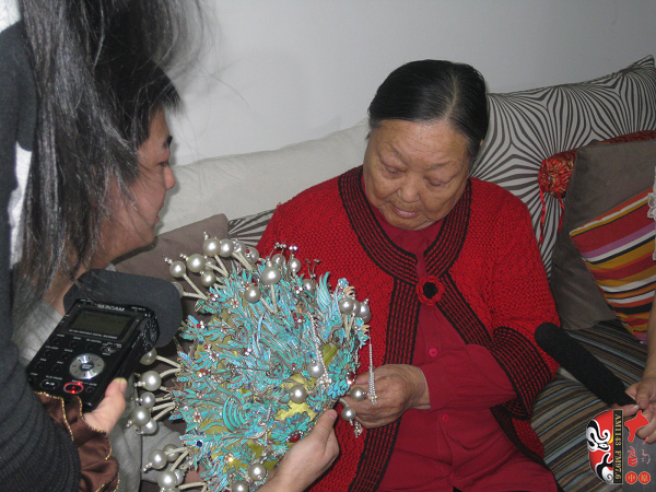 又看到梅蘭芳送給自己的鳳冠，老太太很激動(dòng)