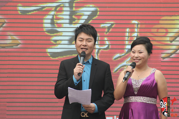 活動由著名戲曲節(jié)目主持人，河南電臺戲曲廣播當(dāng)家小生月陽（左）戲曲廣播《票友排行榜》主持人丁蘭（右）主