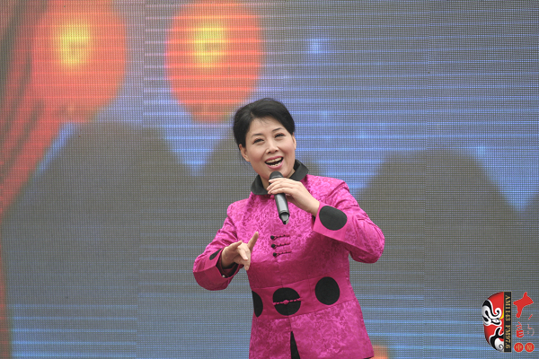 著名曲劇表演藝術(shù)家、中國戲劇梅花獎(jiǎng)獲得者方素珍演唱曲劇《風(fēng)雪配》選段“今日是我出閨的前一天晚上”