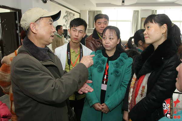 03著名黃梅戲表演藝術(shù)家、有“小董永”之稱的夏承平進(jìn)入比賽現(xiàn)場就被黃梅戲粉絲圍觀