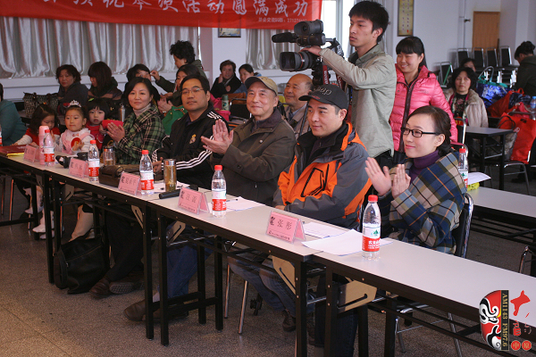 評(píng)委（左起）：河南電臺(tái)戲曲廣播《票友排行榜》河南十大名票黃立群、陜西戲曲廣播資深音樂編輯焦詠、著名黃