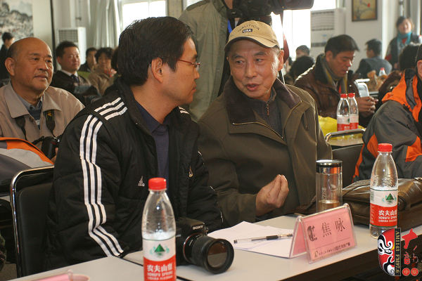 評(píng)委在討論選手成績