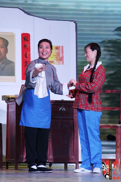 第三場，河南電臺(tái)戲曲廣播總監(jiān)木子（左）飾栓保娘，《梨園星秀場》《有你就有戲》主持人媛媛（右）飾銀環(huán)