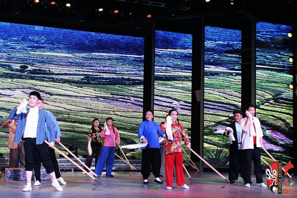 群眾勞動(dòng)場面，劇中演員包含票友、專業(yè)演員、戲迷