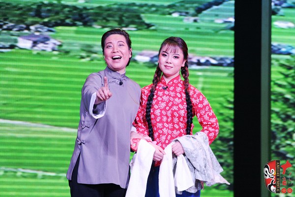 第九場，河南電臺(tái)戲曲廣播總監(jiān)木子（左）飾栓保娘，素雅青年豫劇團(tuán)劉帥毅（右）飾銀環(huán)