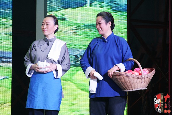 第七場，河南電臺(tái)戲曲廣播副總監(jiān)、中國播音主持金話筒獎(jiǎng)獲得者張彤（左）飾栓保娘