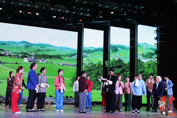 眾鄉(xiāng)親場面——包含河南電臺(tái)戲曲廣播主持人，專業(yè)戲曲演員、戲曲票友，河南電臺(tái)戲曲廣播聽眾