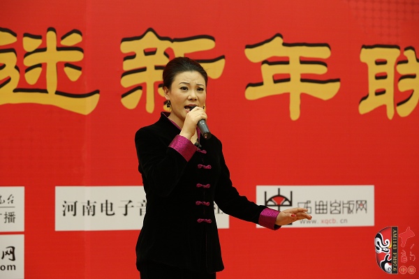 戲曲廣播主持人王唯、曉琴、丁蘭、李鋮及鄭州市曲劇團(tuán)優(yōu)秀演員張娜共同表演的小品《賣鞋》