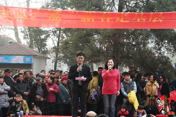 現(xiàn)場(chǎng)主持：河南電臺(tái)戲曲廣播主持人池城（左）丁蘭（右）