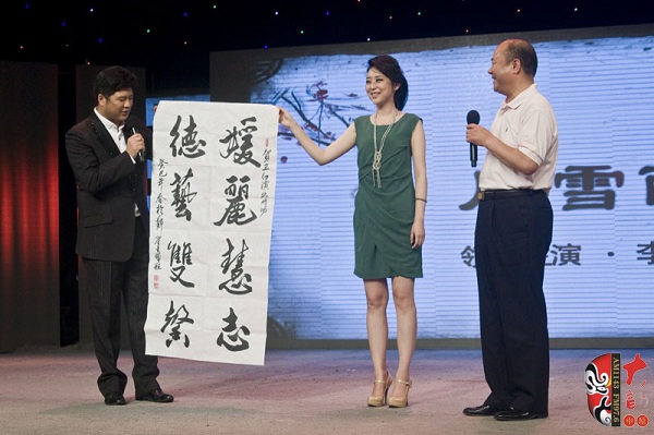 美國(guó)商會(huì)河南分會(huì)會(huì)長(zhǎng)、豫劇名票翟金城先生親自揮毫增字祝賀并當(dāng)場(chǎng)即興演出