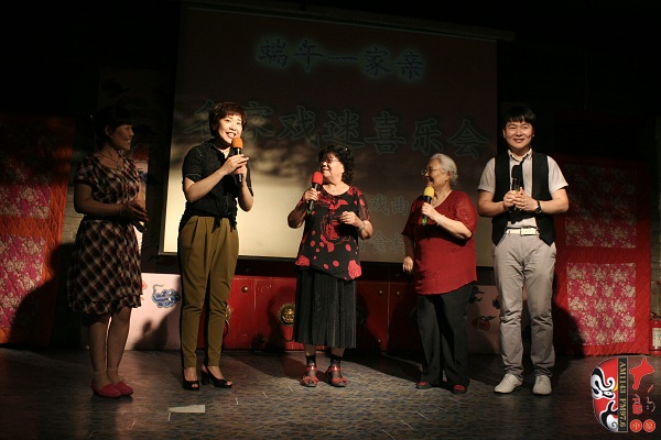 戲曲廣播總監(jiān)木子、豫劇表演藝術(shù)家楊華瑞、高潔、戲曲廣播當(dāng)家小生月陽、票友張華合作表演《朝陽溝》選段