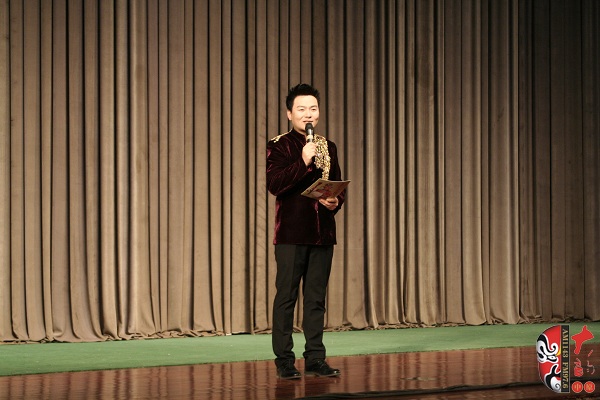 主持人：著名戲曲節(jié)目主持人、河南電臺戲曲廣播“當(dāng)家小生”月陽