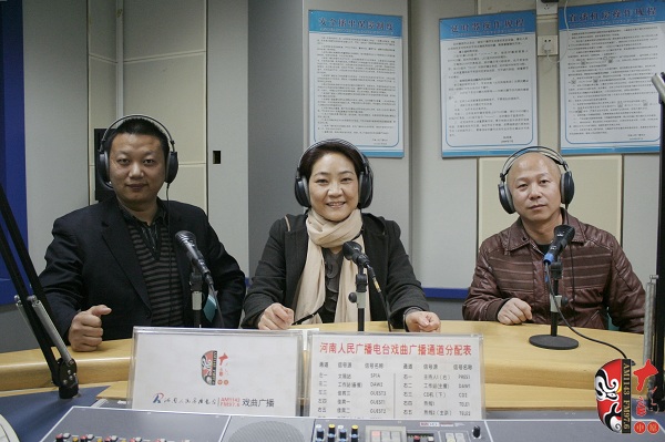 本次傳統(tǒng)古裝大戲《三哭殿》的輔導(dǎo)老師之一、著名越調(diào)演員李娟（中）及本次大戲的主要演員做客直播間