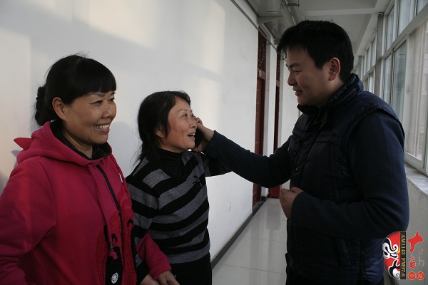  著名戲曲節(jié)目主持人、河南電臺戲曲廣播當(dāng)家小生月陽在排練現(xiàn)場連線直播間并采訪劇目主要演員