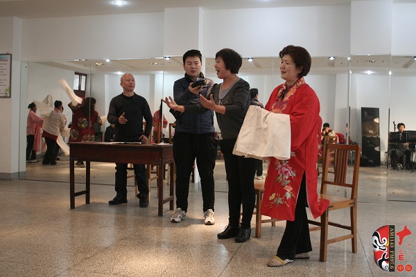 著名戲曲節(jié)目主持人、河南電臺戲曲廣播當(dāng)家小生月陽錄制現(xiàn)場花絮