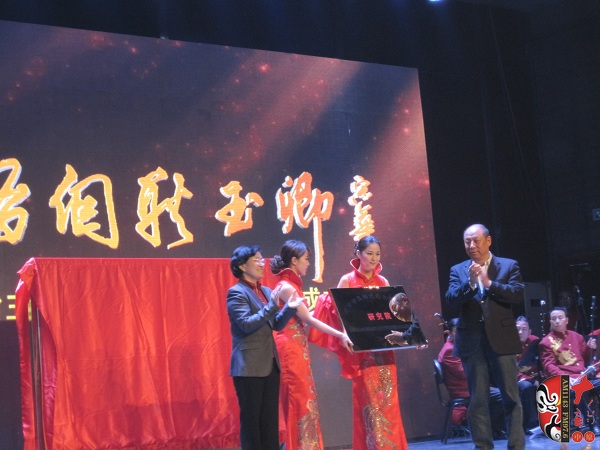 省委組織部副部長、人力資源和社會保障廳廳長楊盛道，省文化廳廳長楊麗萍為玉卿戲曲音樂藝術(shù)研究院揭牌