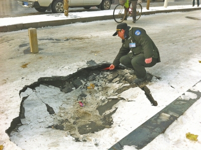 　路面塌陷，“坑”罷轎車坑電動。