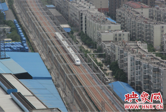 4日上午8點(diǎn)10分，隨著一聲汽笛長(zhǎng)鳴，一列“子彈頭”列車緩緩駛出鄭州車站。