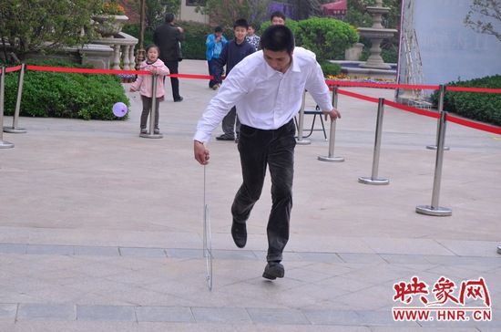 說是比賽，其實(shí)就是活力的釋放，就是開心的海洋，丟沙包、踢毽子、三人四足、滾鐵環(huán)等項(xiàng)目