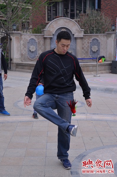 說是比賽，其實(shí)就是活力的釋放，就是開心的海洋，丟沙包、踢毽子、三人四足、滾鐵環(huán)等項(xiàng)目